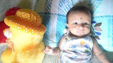 婴儿泰迪可爱的新生儿婴儿男孩泰迪熊说谎床上首页月甜蜜的婴儿蹒跚学步的特写镜头肖像<strong>印度</strong>种族前面视图